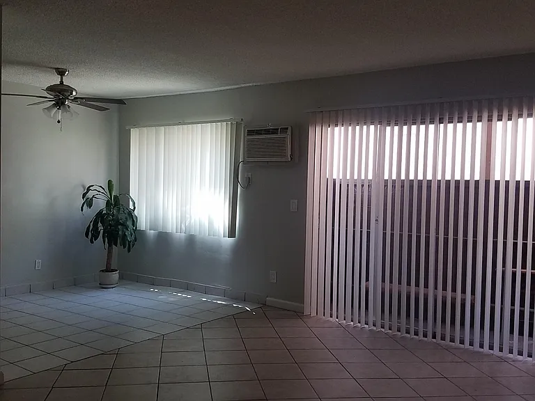 14015 Oxnard St — Photo 10