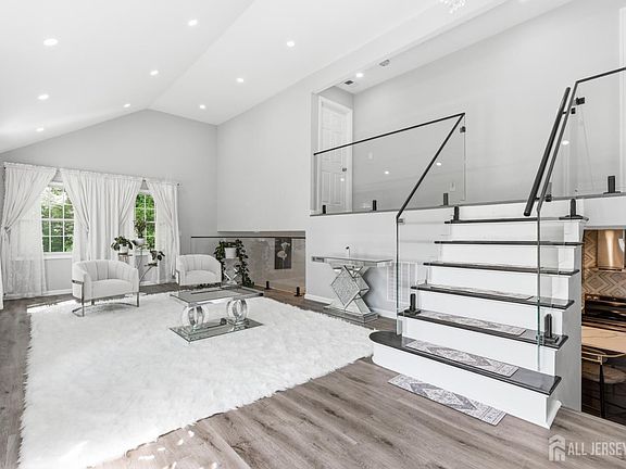 3rd image of 6 Whitewood Rd