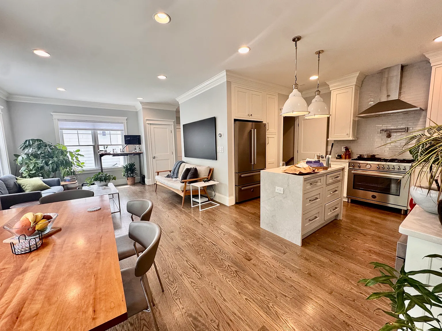 4 bed, 3.5 bath, 2000 sqft, $9,000 — Photo 1