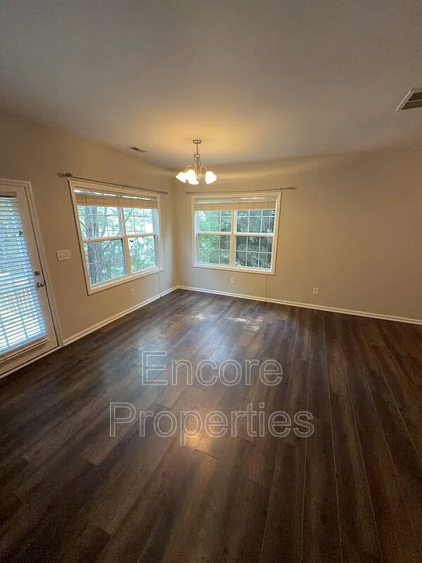 3 bed, 2.0 bath, 1460 sqft, $1,800 — Photo 4