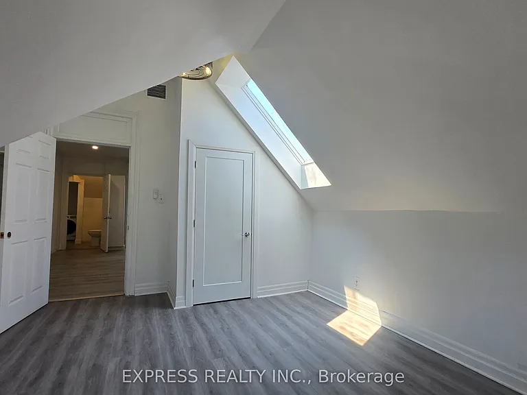252 James St S #303 — Photo 2