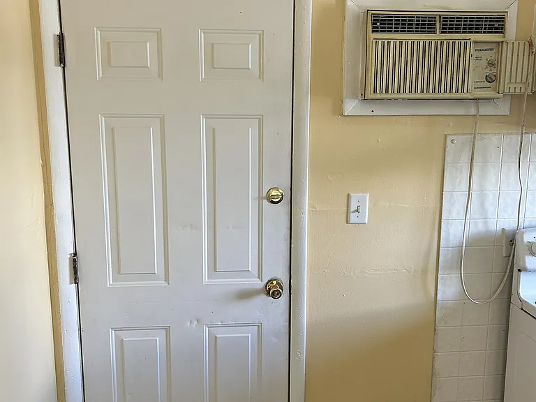 1003 Oak St #B — Photo 9