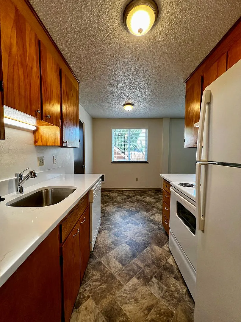 3 Level Apartment building - Selah WA — Photo 4