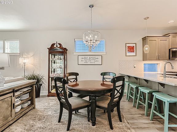 3rd image of 840 SE Bacarra St