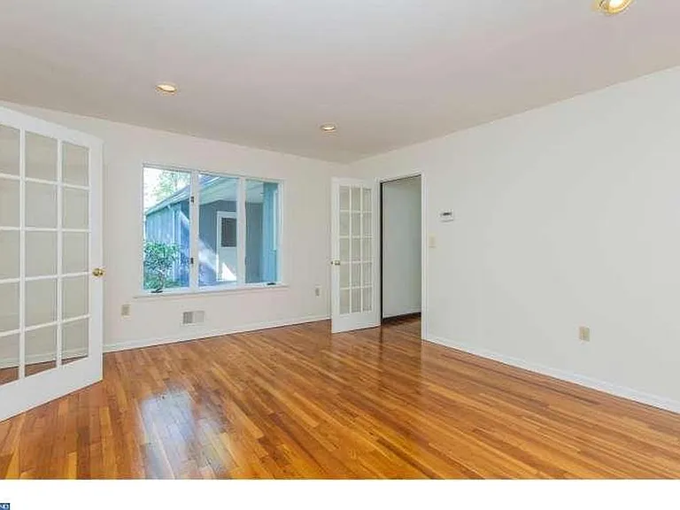 Dining room without furniture off the kitchen to illustrate overall dimensions
