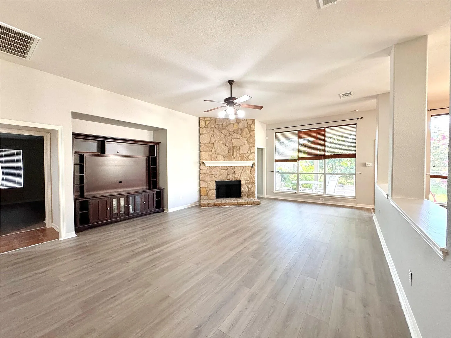 4 bed, 2.5 bath, 2597 sqft, $2,400 — Photo 3
