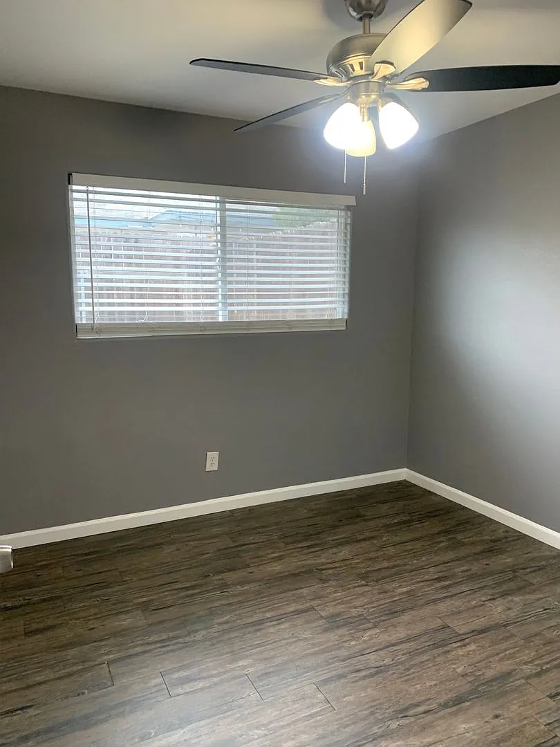 2 bedroom 1 Bath apartment available now — Photo 3