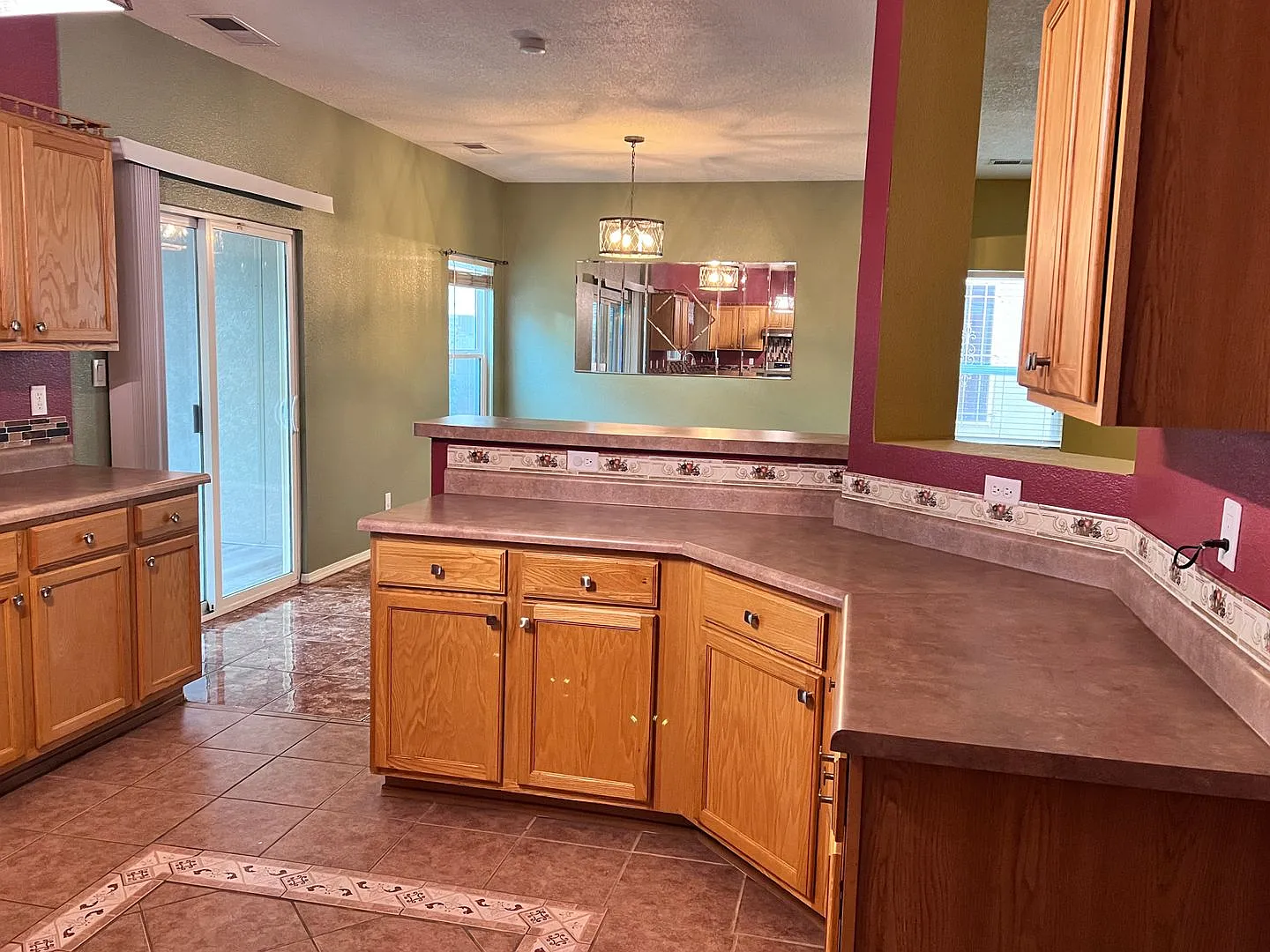 Great Location!! 4 Bedroom, 2.5 Bath, Formal Dining area, 2 Car Garage — Photo 4