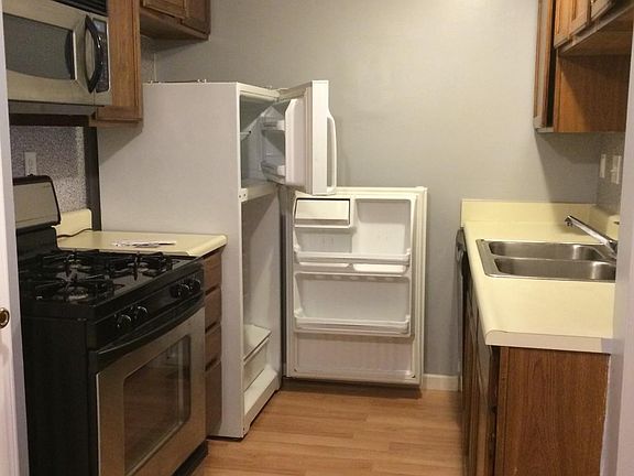 3rd image of 132 Kenwood Dr #132