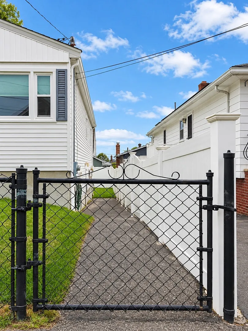1 bed, 444 sqft, $2,100 — Photo 3