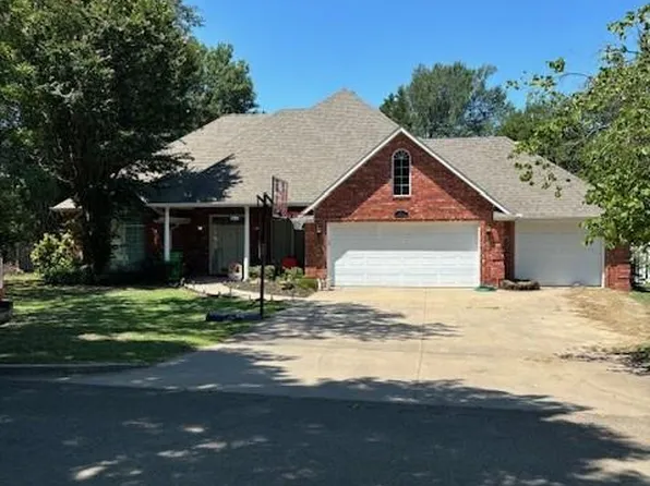 111 S 11th St, Okemah, OK 74859