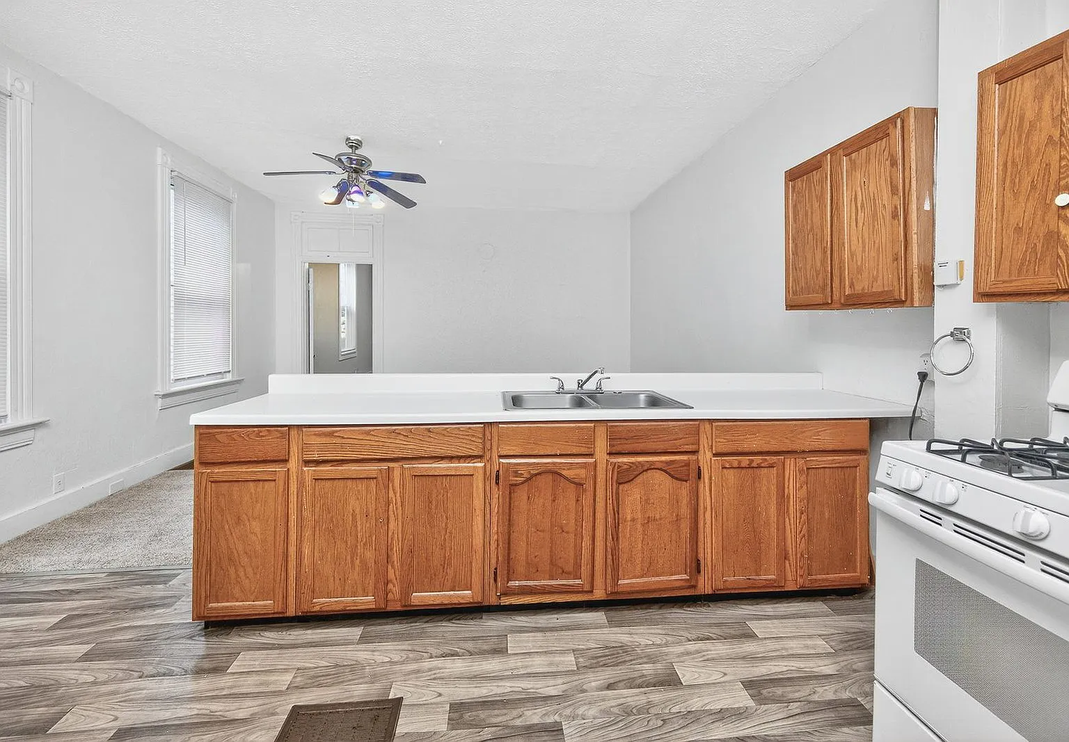 4 bed, 2.0 bath, 2500 sqft, $3,195 — Photo 3