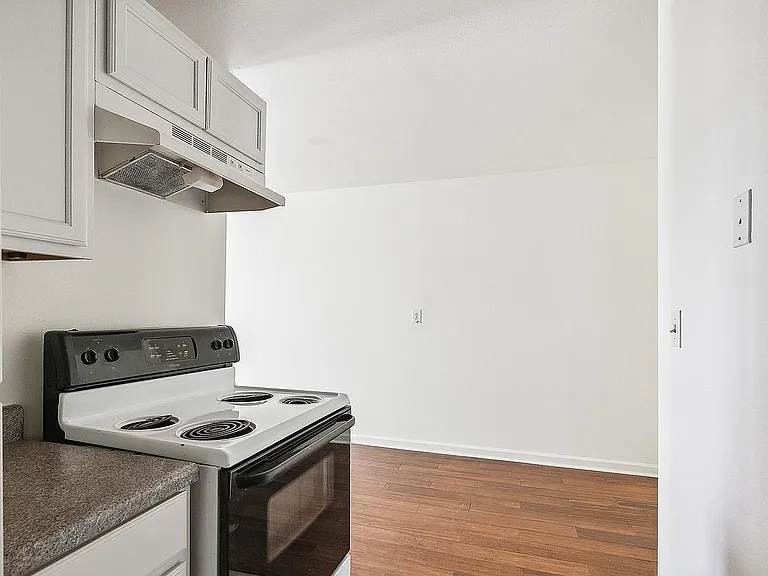 1118 Monroe St #10 — Photo 6