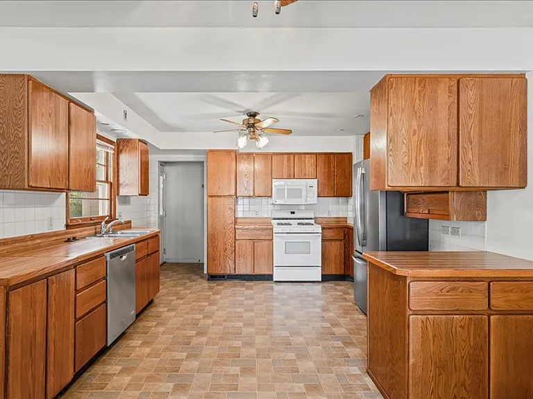 101 W Cypress St — Photo 3
