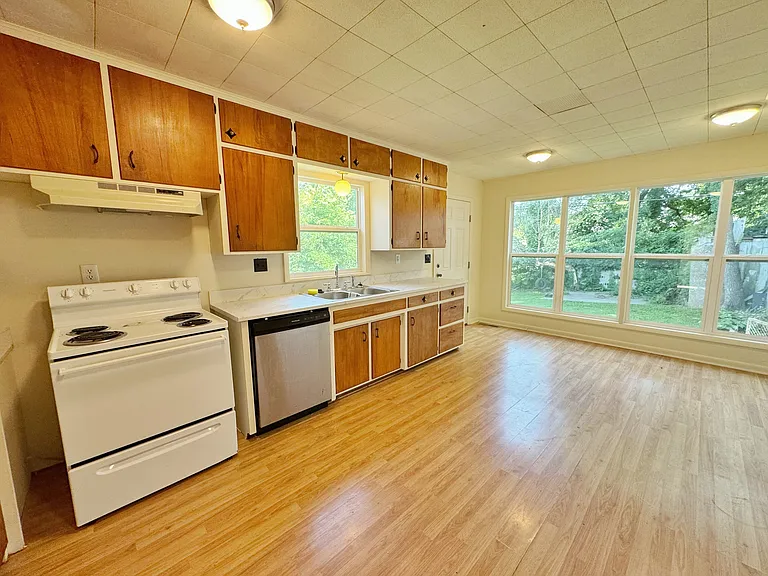 312 Jackson St — Photo 13