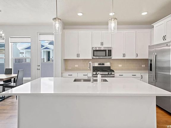 Beautiful kitchen - quartz countertops, stainless appliances, soft-close cabinets