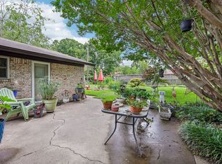 7452 Meadowcrest Dr, Fort Worth, TX 76112
