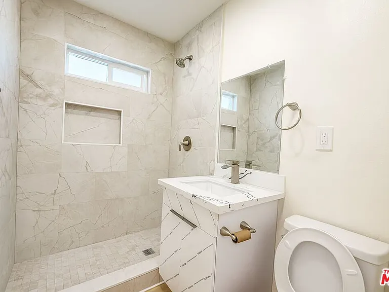 1189 W 36th Pl #2 — Photo 5