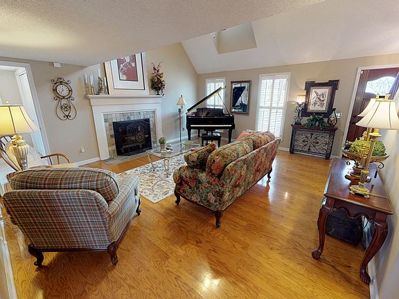 3rd image of 722 Shorewood Dr