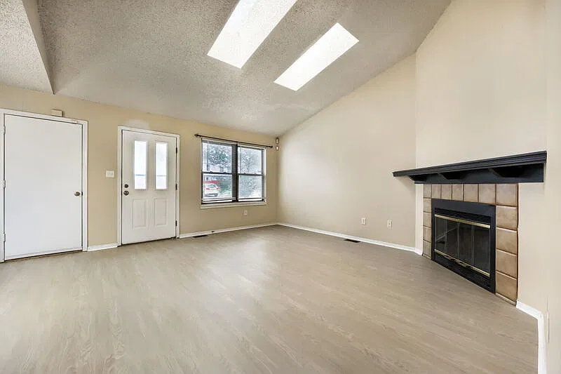 3 bed, 2.0 bath, 1920 sqft, $1,900 — Photo 3