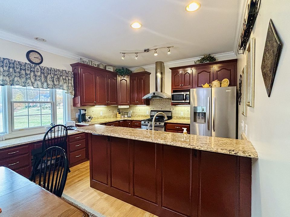 19th image of 498 Dearman St