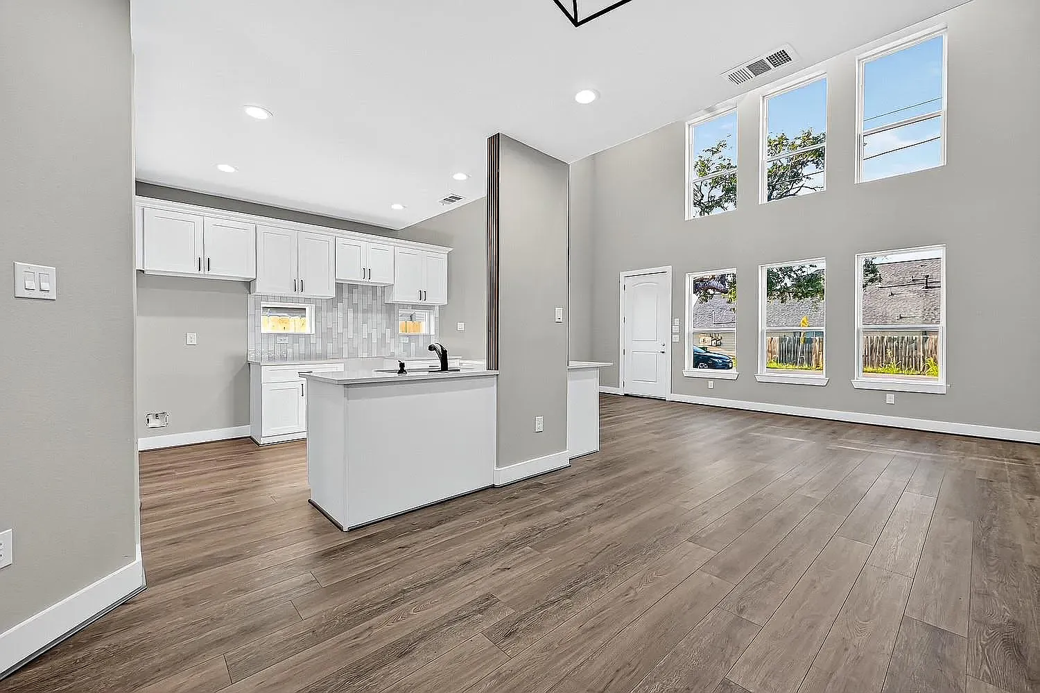 3 bed, 2.5 bath, 1300 sqft, $2,000 — Photo 3