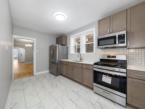 4th image of 7448 N Artesian Ave