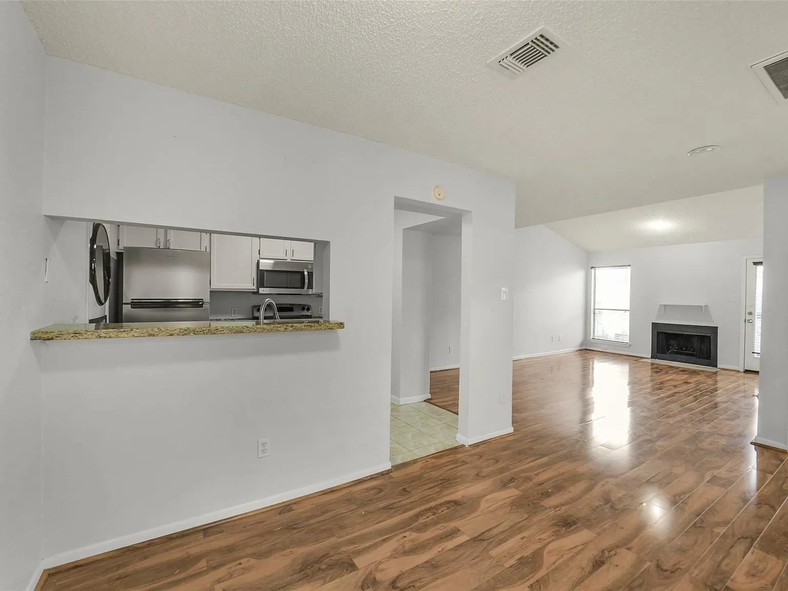 1 bed, 1.0 bath, 799 sqft, $1,310 — Photo 3