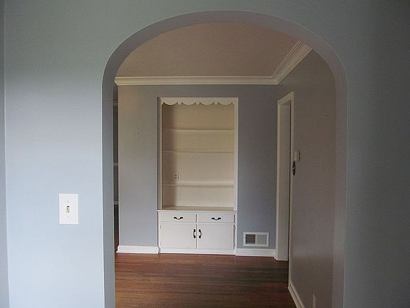 3rd image of 140 E 20th St