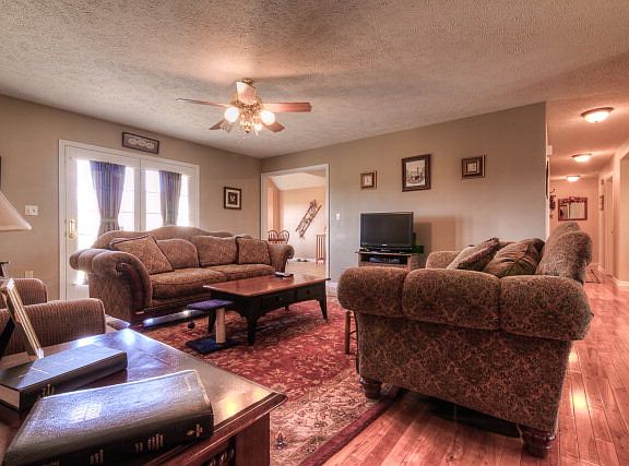 4th image of 17938 Glenwood Dr