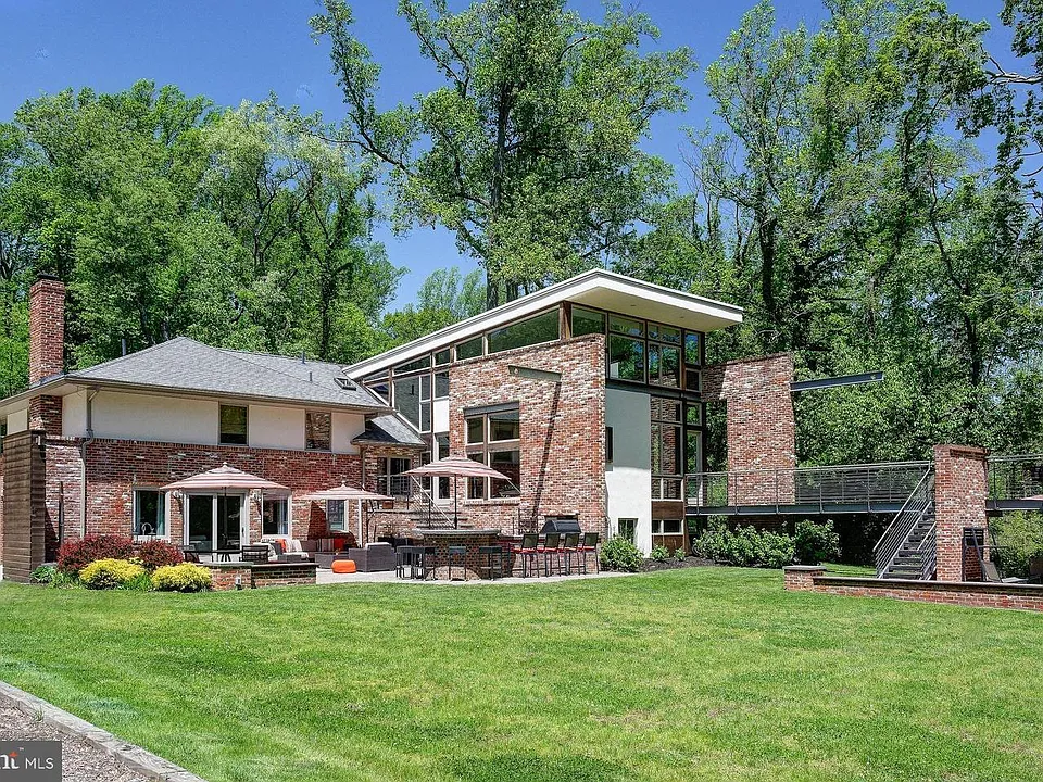 1127 Winding Dr