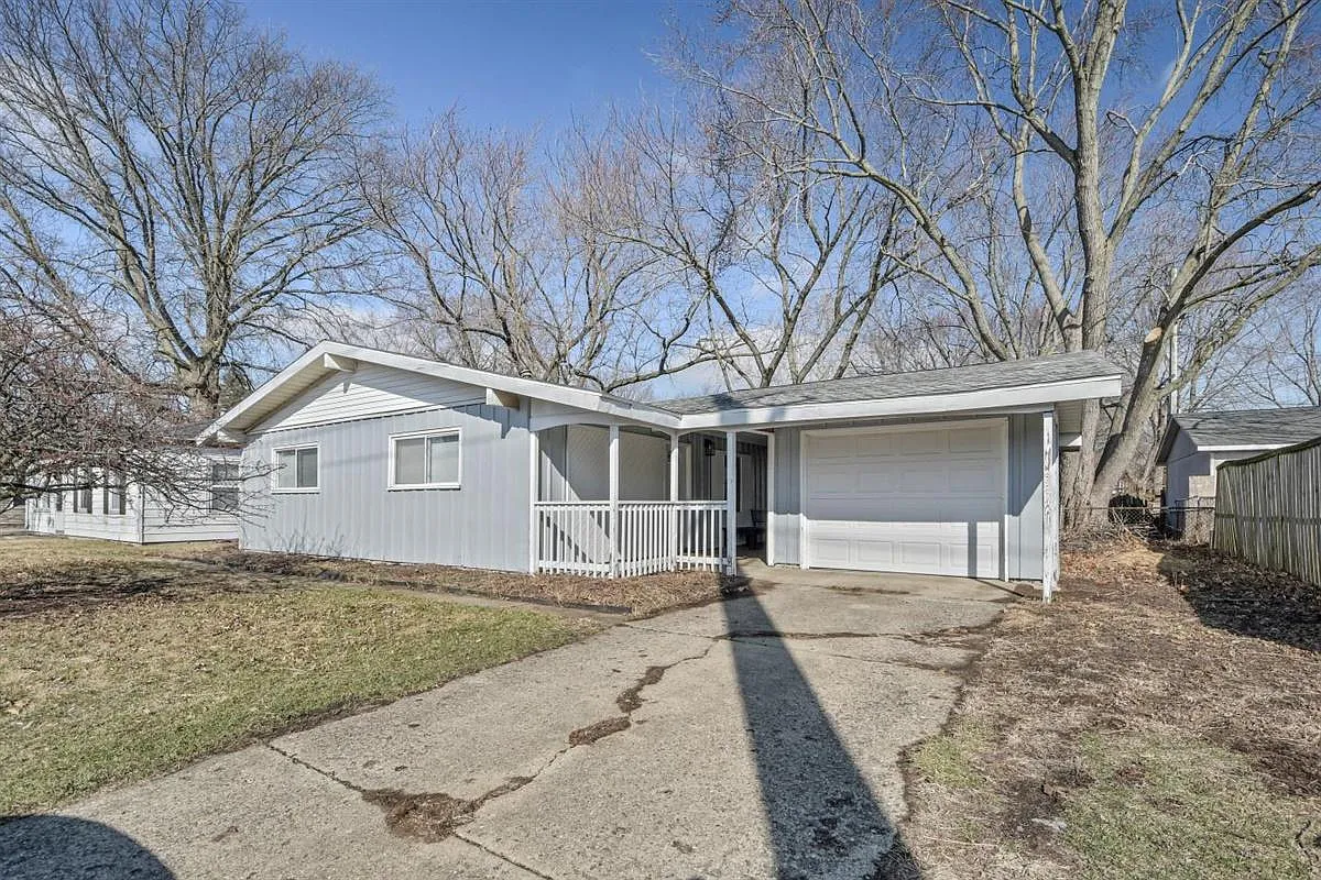 2402 W Kirby Ave photo 1