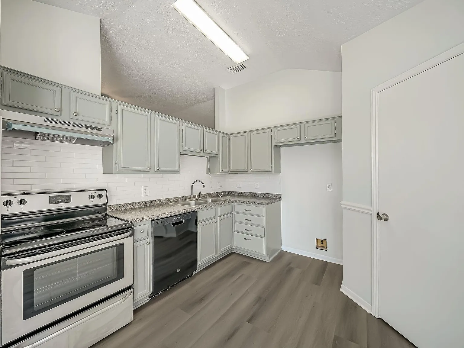 3 bed, 2.0 bath, 1167 sqft, $1,900 — Photo 4