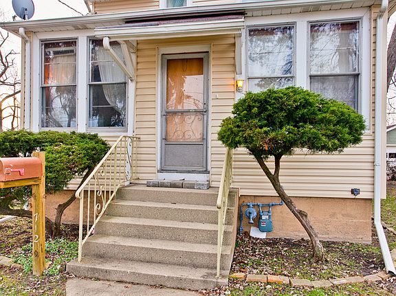 2nd image of 712 Pine St