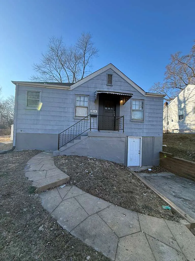 3 bed, 1.0 bath, 864 sqft, $1,200 — Photo 1