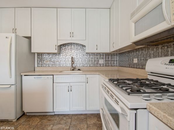 7010 Dover Ct APT 203, Woodridge, IL 60517