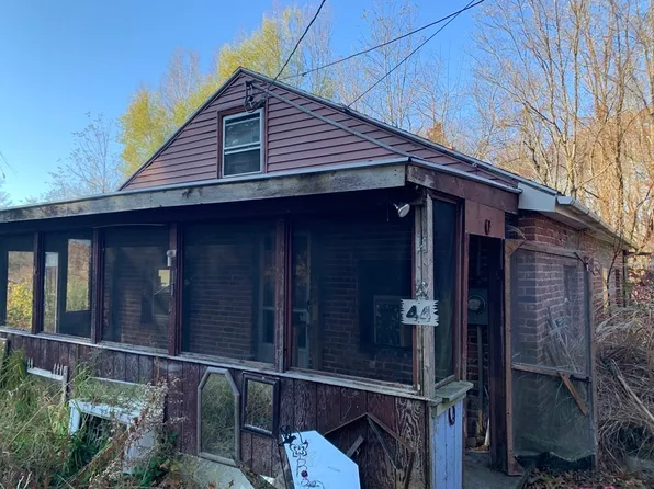 44 Taylor St, Granby, MA 01033