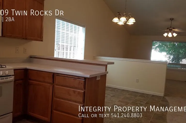 1209 Twin Rocks Dr — Photo 7
