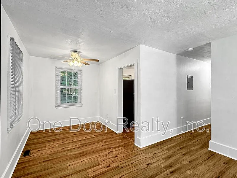3 bed, 1.0 bath, 864 sqft, $2,450 — Photo 3