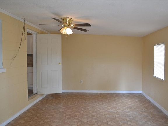 4th image of 827 N Lake Ave