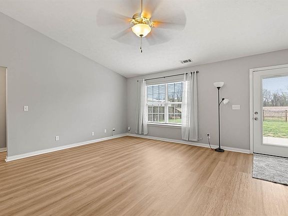 4th image of 508 Camden Cir