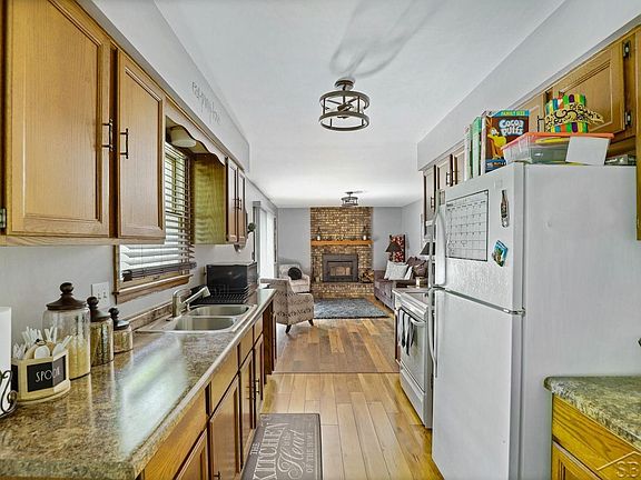 5th image of 4337 Persimmon Dr