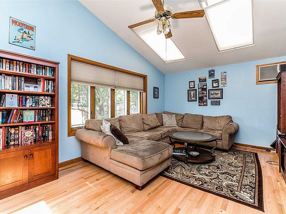 4th image of 53 Hickory Ln