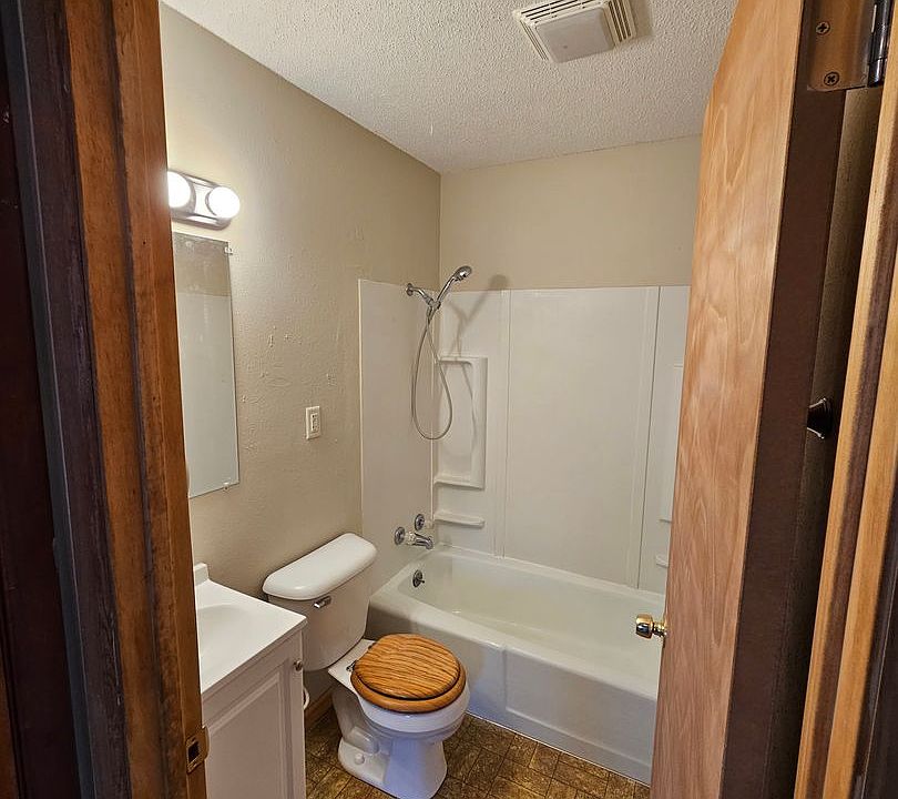 Raceway Park Apartments 1105 N Depot St Knoxville IA Zillow