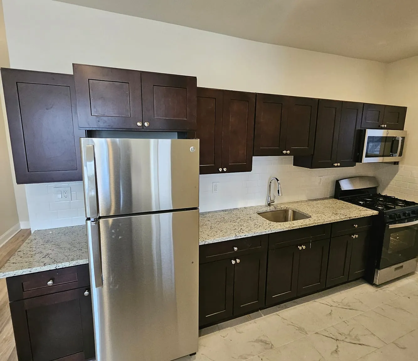 2 bed, 800 sqft, $2,049 — Photo 1