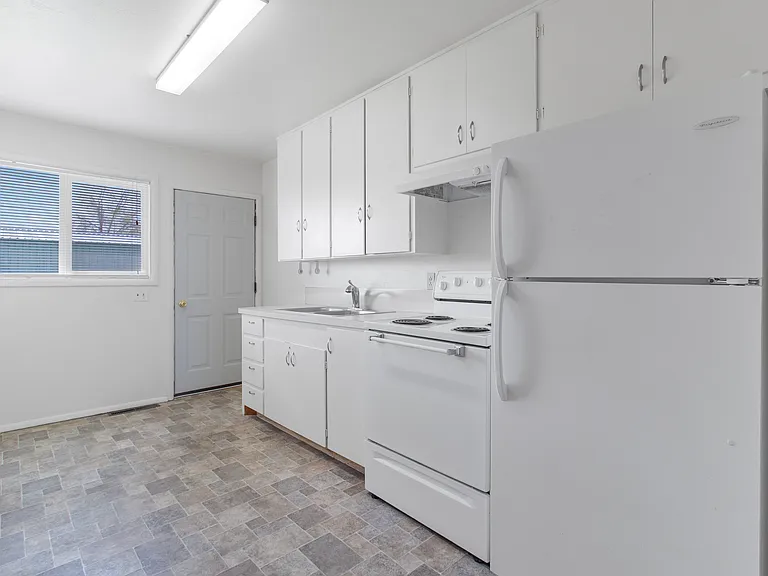 1344 Elmwood Cir — Photo 10