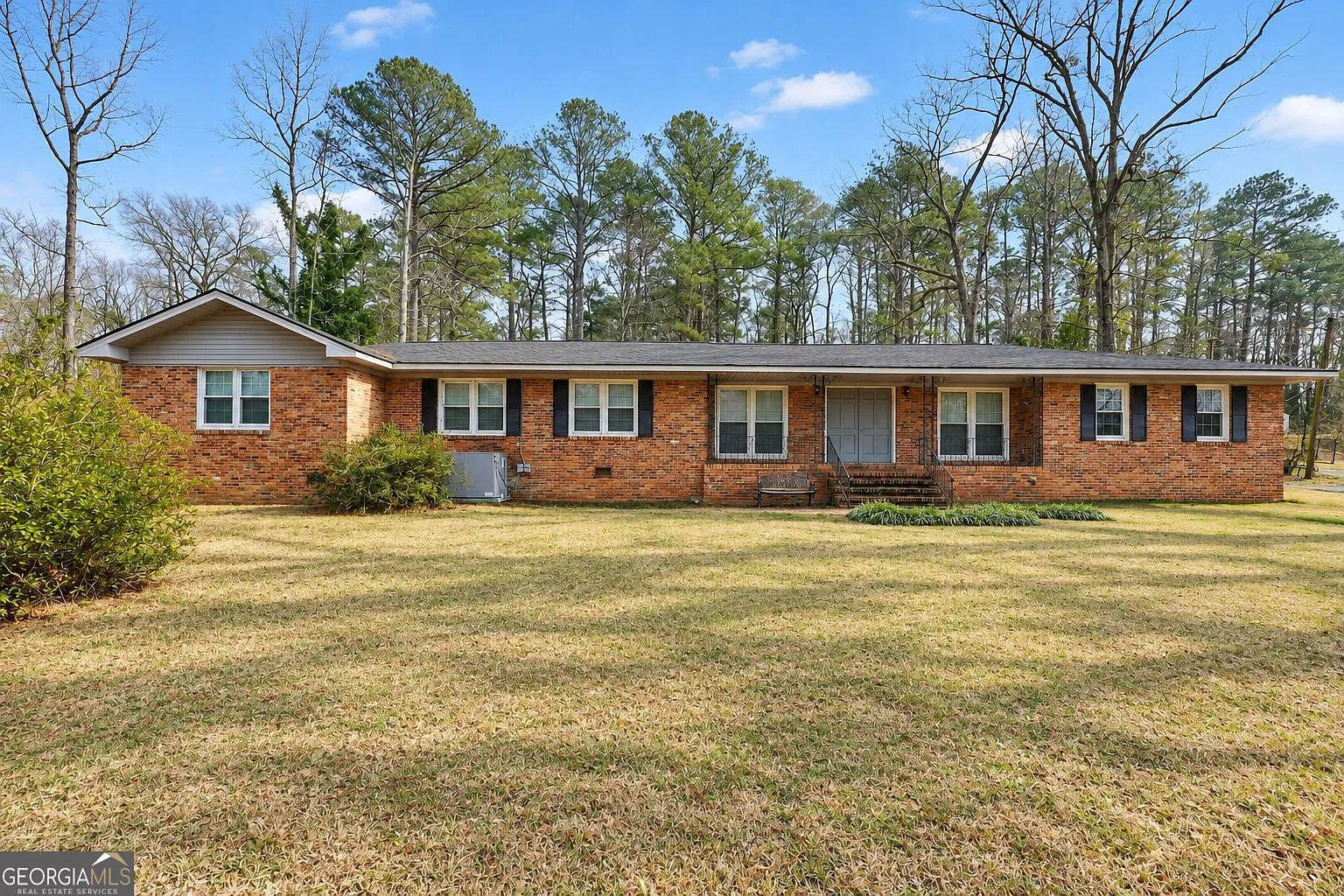 3 bed, 2.0 bath, 2412 sqft, $2,500 — Photo 1