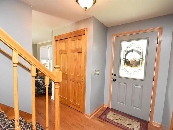 3rd image of 34 Parkmeadow Dr