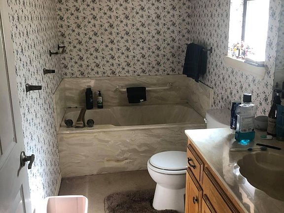 4th image of 567 W College St