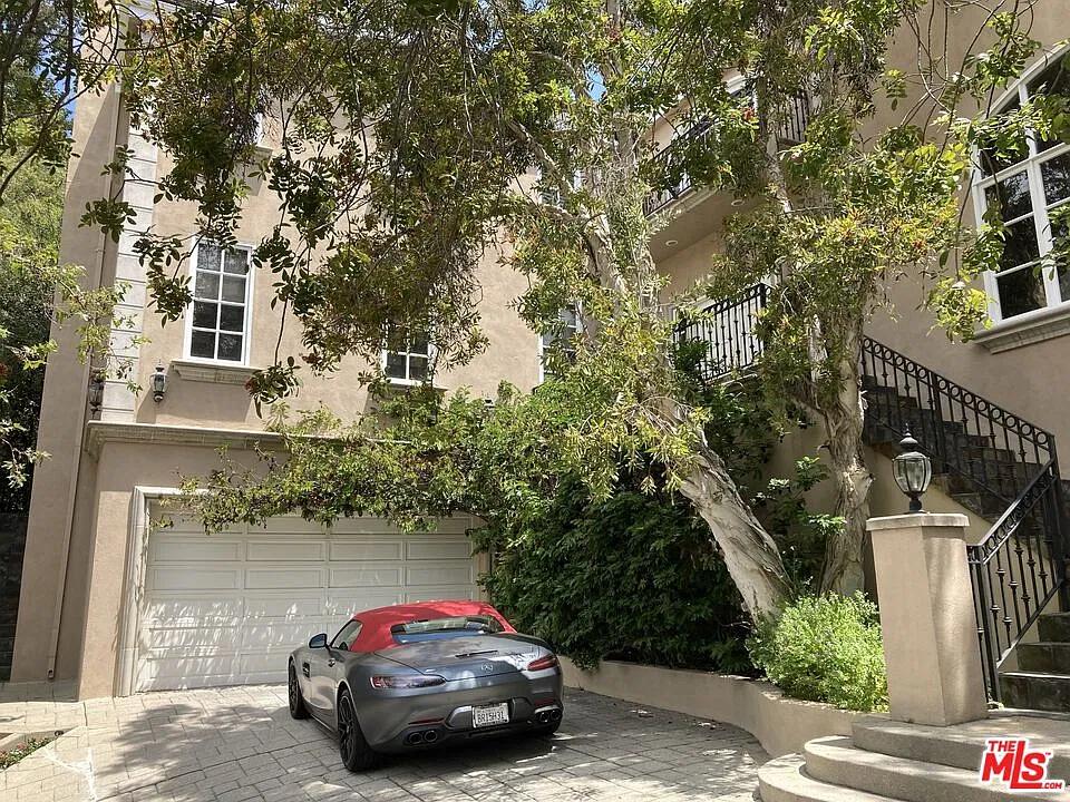 6 bed, 6.0 bath, 5634 sqft, $38,000 — Photo 2